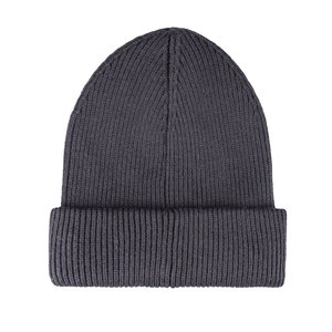 Bonnet tricoté unisexe personnalisé avec logo, gris côtelé en acrylique, style bonnet de pêcheur à revers avec patch en cuir noir - Product Image 5