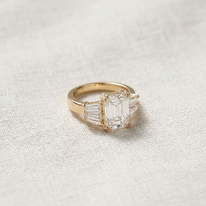 Bague de fiançailles et de mariage en or 14 carats avec trois diamants taille émeraude sertis à griffes, certifiée IGI pour femme - Product Image 2