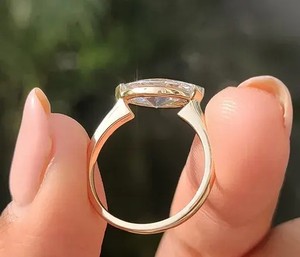 Bague Solitaire Marquise Oeil de Perle Est-Ouest Élégante avec Diamant de Laboratoire, Bande Polie, Bijou de Luxe pour Fiançailles, Anniversaire, Mariage - Product Image 4