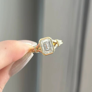 Impresionante Anillo de Diamantes con Corte Esmeralda en Oro Amarillo con Engaste de Bisel, Elegante Anillo de Compromiso Moderno para Mujer, Diseño de Joyería de Lujo - Product Image 1