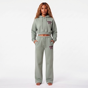 Conjunto de dos piezas para mujer con diseño de última moda en color verde salvia sólido, top corto y pantalones jogger de pierna ancha, diseño de logotipo personalizado. - Product Image 4