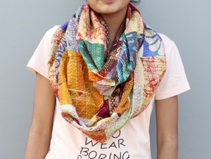Bufanda Kantha de Seda Vintage: Estola de Patchwork Hecha a Mano - Product Image 4