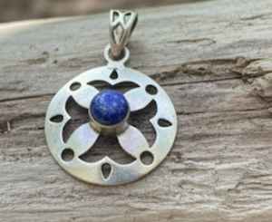 Colgante de Plata Alemana con Gema de Lapislázuli Azul en Engaste de Bisel, Base de Plata Alemana para Venta al por Mayor, Calidad Superior - Product Image 1