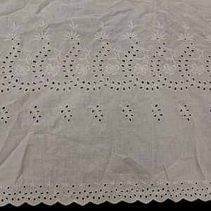 Tissu en coton blanc de qualité supérieure avec bordure à œillets – Broderie florale Schiffli teintable avec bord festonné pour robes – Vente en gros directe usine - Product Image 1