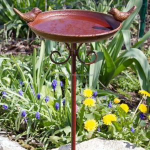 Bain d'oiseaux en métal durable de qualité supérieure pour la décoration extérieure du jardin, attirant les oiseaux grâce à sa finition élégante et résistante à la rouille. - Product Image 1