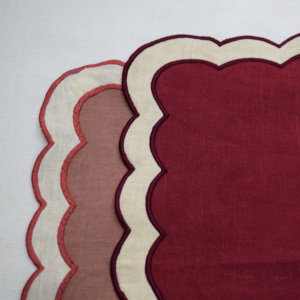 Serviettes de table en lin de luxe faites à la main avec bord festonné et broderie, idéales pour les mariages et la décoration de table - Product Image 4