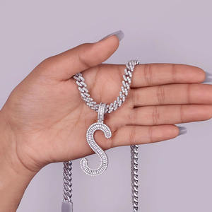 Pendentif personnalisé lettre initiale 'S' en moissanite, en argent sterling 925 plaqué rhodium, style hip-hop unisexe, effet glacé, pièce maîtresse - Product Image 3
