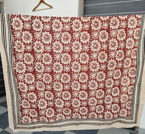 Paréo de plage en coton fait main à imprimé floral rouge, style bohème, couverture de maillot de bain, écharpe indienne imprimée à la main, idéal pour les vacances. - Product Image 6