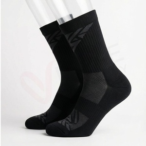 Chaussettes de sport pour hommes, noires, à motif géométrique, tricotées, respirantes, en spandex et polyester, style classique d'été - Product Image 3