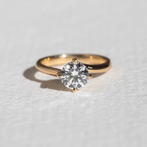 Bague classique en or jaune avec diamant de laboratoire rond de 1 carat, bijoux fins, vente en gros - Product Image 1