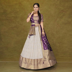Lehenga Choli Kota Chex con Dupatta de Tejido Rico, Borde Banarasi Intrincado, Falda Acampanada, Blusa de Diseñador, Ropa Festiva Tradicional - Product Image 2