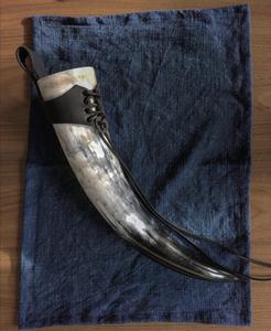 Chope à bière en corne de buffle polie, style Fête Viking, faite à la main, durable, avec support en cuir sculpté motif guerrier nordique antique, 300-500 ml, souvenir pour la maison - Product Image 4