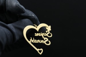 Colgante Premium de Aleación Chapada en Oro con Diamantes Esmerilados, Estilo Hip Hop Urbano y de Realeza - Product Image 4