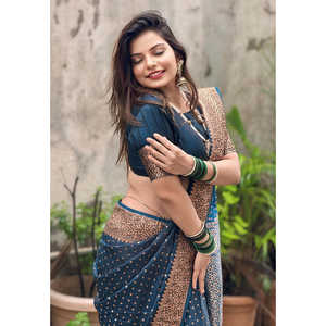 Sari en soie Katan Banarasi bleu foncé tissé avec des fils Zari, conçu par Pooja Rathod pour les vêtements indiens et pakistanais par Elite Weaves - Product Image 2
