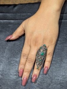 Anillo victoriano artesanal REYES con diamantes en plata de ley y oro de 14 quilates con esmeralda natural, joyería fina para mujer - Product Image 4