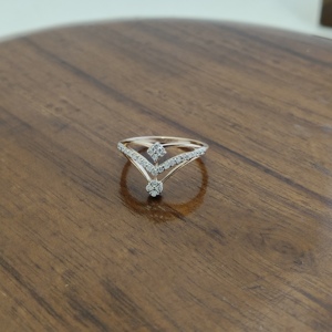 แหวนทองคำขาว 18K ประดับเพชรทรงวีคู่ ดีไซน์เรขาคณิต สำหรับผู้หญิง วงแหวนแบบซ้อน ประดับเพชรแบบปาเว่ เครื่องประดับชั้นดี เหมาะสำหรับงานแต่งงาน งานปาร์ตี้ หรือใส่ในชีวิตประจำวัน เป็นของขวัญ - Product Image 2