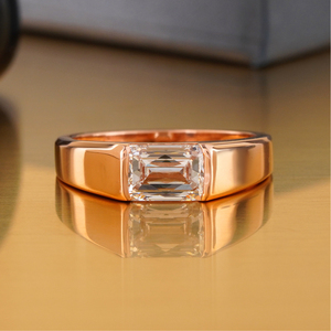 Anillo de Boda para Hombre en Oro Rosa de 14K con Diamante Cultivado en Laboratorio de Corte Esmeralda de 2.11 CT, Claridad VVS1, Buen Corte, Engaste de Bisel - Product Image 1
