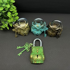 Candado de Latón con Forma de Búho Vintage, Acabado en Verde Antiguo, Azul Antiguo, Dorado Antiguo y Bronce Antiguo, con Llaves Decorativas Hechas a Mano - Product Image 4