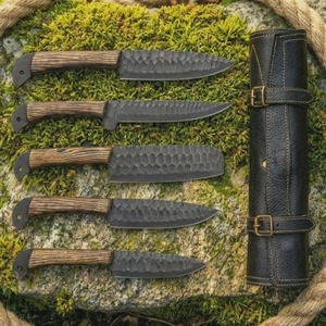 Ensemble de 5 couteaux de cuisine forgés à la main avec manches en bois et étui en cuir, lames en acier Damas, design à pointe tombante - Product Image 4