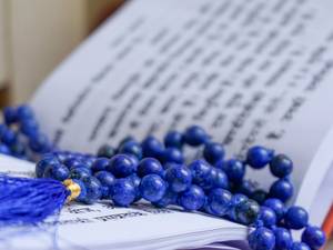 Collar Mala de 108 cuentas de Lapislázuli con cuentas Guru de plata alemana, anudado, para meditación, yoga y oración, unisex, fabricado por Sigma Exports - Product Image 4