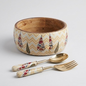 Ensemble de saladiers en bois de manguier faits à la main avec couverts à motif Mughal plaqués or et finition émaillée, pour une présentation de luxe. - Product Image 2