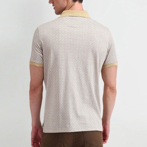 Camiseta de Manga Corta con Cuello Alto para Hombre, Color Blanco Sólido, 100% Algodón, Logotipo Frontal Tejido, Corte Regular, Informal, Transpirable - Product Image 3