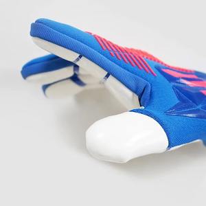 La superficie de contacto de látex suave mejora el agarre del balón en los guantes de portero utilizados para detener tiros regulares. - Product Image 6