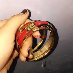 Bracelet en résine rouge de qualité supérieure avec détails dorés, fabriqué à la main pour un style élégant au quotidien, pour les occasions festives et pour les soirées. - Product Image 6