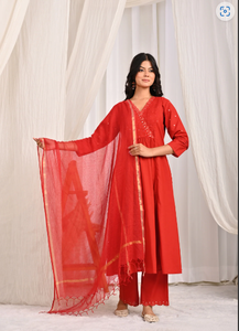 ชุดคุร์ตะทรงเอไลน์สีแดงแบบพินทัค พร้อมผ้าคลุมไหล่โคตาโดริยา - Product Image 5