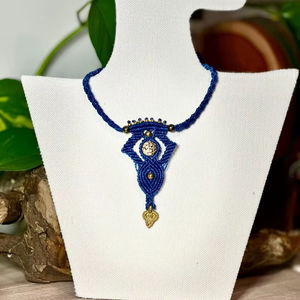 สร้อยคอมาคราเม่รูปดอกบัวสีน้ำเงิน ทำด้วยมือ สไตล์มินิมอล จี้สัญลักษณ์ สร้อยคอสำหรับงานปาร์ตี้ เครื่องประดับศิลปะ สร้อยคอ HARI OM - Product Image 6