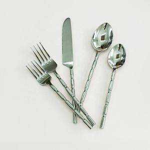 Ensalada de acero inoxidable pulido con espejo plateado para servir, elegantes asas hechas a mano, cuchara para ensalada y tenedor, servidor de ensalada a la venta - Product Image 1