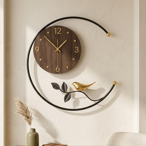 Reloj de pared analógico moderno con marco metálico redondo negro y dorado a rayas, disponible a precios de mayorista. - Product Image 2
