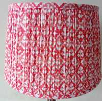 Abat-jour cylindrique en tissu traditionnel avec motif floral bleu et rose, accessoire de lampe fait main