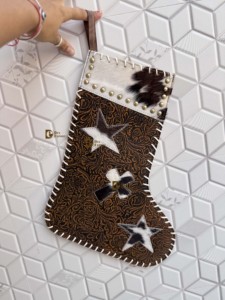 Calcetín navideño de cuero vacuno bordado para la familia, decoración para colgar en el árbol de Navidad o la chimenea, bolsa de regalo para fiestas. - Product Image 1