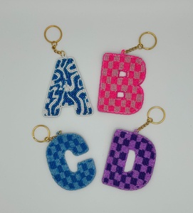 Llaveros de abalorios con letras del alfabeto A B C D, dijes bordados para bolsos, dijes de abalorios lindos y duraderos de estilo sencillo al mejor precio - Product Image 1