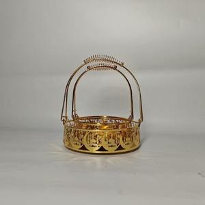 Elegante bandeja estilo cesta con acabado dorado y diseño de calado de mezquita, ideal para cestas de regalo, decoración de mesa y uso en celebraciones. - Product Image 5