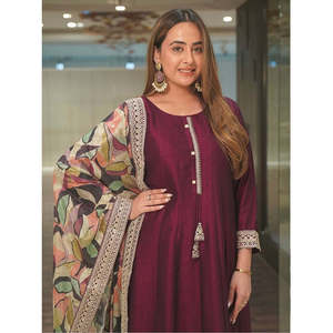 Vestido de Diseño con Estampado Floral Hecho a Mano, con Bordado Pesado y Lentejuelas, Estilo de Fiesta, Incluye Dupatta - Product Image 4