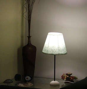 Lámpara de Mesa de Papel Colorido y Fibra de Plátano con Base Delgada de Hierro Forjado que Emite una Espectacular Luz de Sombra - Product Image 3