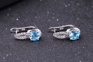 Boucles d'oreilles classiques pour femmes en argent 925 avec topaze bleue et accents de diamants, à porter au quotidien - Product Image 1