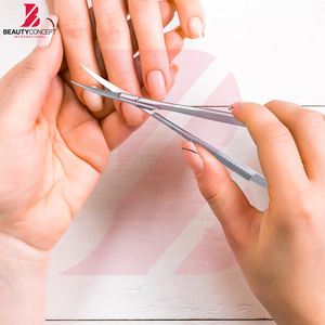 Microtijeras de color plateado con extremos dorados, instrumento de belleza de calidad premium, 5.5 pulgadas, cuchillas rectas, tijeras de belleza con resorte. - Product Image 4