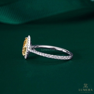 Bague minimaliste personnalisée en diamant jaune de laboratoire fantaisie en forme de poire, sertie halo, avec micro-pavé latéral, certifiée IGI - Product Image 5