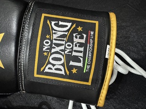 Guantes de boxeo personalizados No Boxing No Life, negros y dorados, de cuero genuino con cordones, guantes profesionales para entrenamiento y sparring, guantes de boxeo ganadores. - Product Image 6