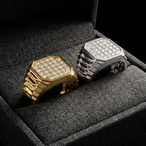 Bague Chevalière Diamantée pour Homme en Or Jaune Massif 18 carats, Naturelle et Authentique, Massif et Épaisse, avec Tête Carrée et Bande Cannelée Pavée, Bijoux de Luxe - Product Image 1