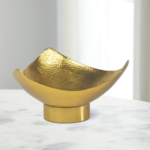 Bol asymétrique en métal doré avec intérieur texturé et bord ondulé, idéal comme centre de table - Product Image 1