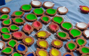 Lámpara de Aceite Diya de Arcilla Hecha a Mano, Forma Redonda, Ecológica, Portátil, Marca GLOBAL para Actividades Religiosas, Diseño Multicolor - Product Image 2