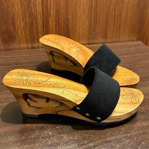 Sabots en bois faits à la main avec sangle en tissu pour la mode, les costumes et les spectacles - Product Image 2