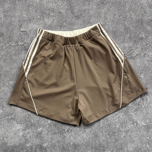 Shorts en tissu uni marron à taille élastique avec bandes latérales blanches, style sport décontracté - Product Image 1