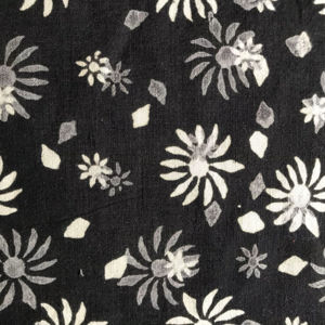Tissu en coton imprimé à la main en gros – Tissu en coton indien floral noir et blanc pour vêtements, robes et fournisseur de textiles - Product Image 1