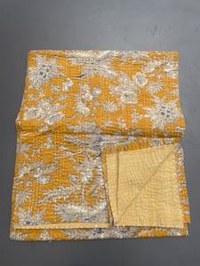 Edredón Tradicional Hecho a Mano con Estampado Floral, Relleno de Algodón Amarillo Mostaza, para Uso en el Hogar en Todas las Estaciones - Product Image 3