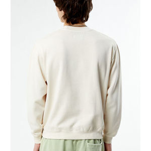 Sudadera de estilo moderno con detalles cuidadosamente diseñados, que ofrece moda y funcionalidad en una sola prenda. - Product Image 4